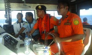 SPKKL bersama SPKKL sedang melakukan upaya penyelamatan terhadap kapal TNI AD yang mengalami kerusakan mesin di antara Perairan Oepoli dan Pulau Batek, Nusa Tenggara Timur.
