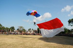 Personil Denjaka saat melakukan terjun free fall dan STABO dalam program latihan dalam memperingati Kemerdekaan Indonesia Ke-72 di Alun-Alun Kota Cilacap Selasa,  (22/08/2017).