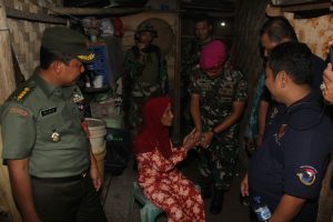 Marinir pasang lampu LED di rumah warga.