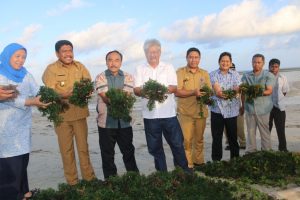 Direktur Perikanan Budidaya KKP, Slamet Soebijakto bersama Wakil Bupati Sumba Timur, elemen pemerintah daerah, BUMD, pelaku usaha, dan stakeholders terkait lainnya seusai Rapat Koordinasi Realisasi Progran PSKPT di Kota Waingapu.