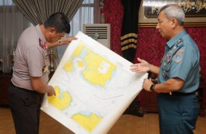 Kapushidrosal Laksamana Muda TNI Harjo Susmoro menunjukkan Peta Batas Maritim NKRI kepada kapolda Kepri Irjen Pol Sam Budigusdian.