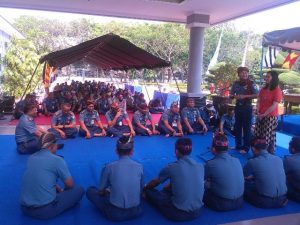 Komandan Satlinlamil Surabaya Kolonel Laut (P) Bambang Trijanto (duduk bersila) bersama dengan para prajurit menyimak kesan pesan Kolonel Laut (P) Aries Cahyono, S.E. dalam acara Lepas Sambut.