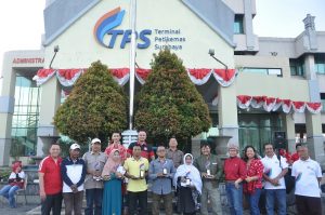 Foto bersama pemenang lomba gapura terbaik di depan Kantor Pusat PT. Terminal Petikemas Surabaya.