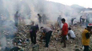 Pembinaan Desa pesisir dengan bersih-bersih pantai di perkampungan Pesisir Komplek YUKA Kelurahan Karang Maritim, Kecamatan Panjang, Bandar Lampung, Jumat (18/08/2017).