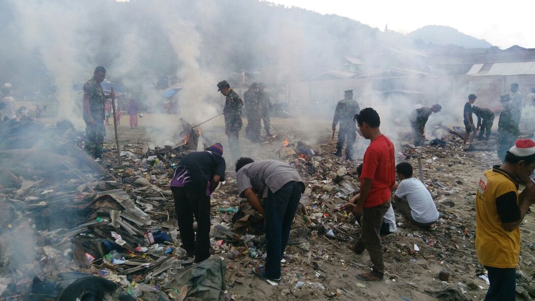 Marinir Gandeng Masyarakat Bersihkan Pantai di Lampung