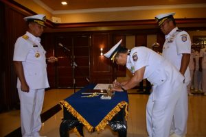 Kolonel Laut (P) Ganda Permana, S.T., M.M. Aspers Pangkolinlamil yang baru saat laporan serah terima jabatan kepada Panglima Kolinlamil Laksda TNI Agung Prasetiawan, M.AP.