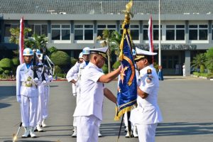 Pangkolinlamil Laksda TNI Agung Prastiawan, M.AP., menyematkan tanda pangkat sebagai Komandan Satlinlamil Surabaya Kolonel Laut (P) Bambang Trijanto menggantikan Kolonel Laut (P) Aries Cahyono, S.E..