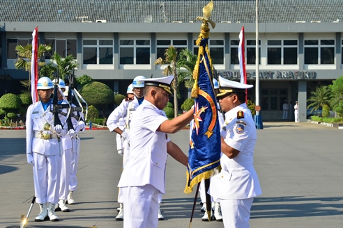 Pangkolinlamil Laksda TNI Agung Prastiawan, M.AP., menyematkan tanda pangkat sebagai Komandan Satlinlamil Surabaya Kolonel Laut (P) Bambang Trijanto menggantikan Kolonel Laut (P) Aries Cahyono, S.E..