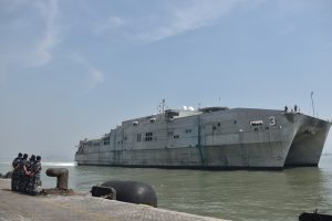 Kapal perang USNS Millinocket-3 berlabuh di Dermaga Jamrud Utara Surabaya, Senin (4/9).