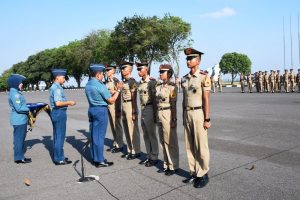 Penyematan tanda korps taruna tingkat II AAL.