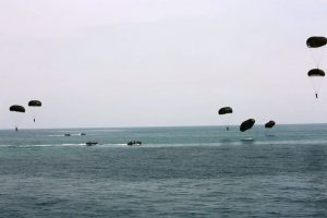 Pasukan Khusus TNI Laksanakan Gladi Terjun Tempur Statik Laut .