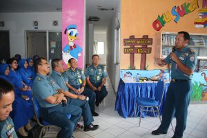 Komandan Satuan Kapal Cepat Koarmatim (Dansatkatarmatim), Kolonel Laut (P) Rudhi Aviantara Irvandhani, S.E., M.Si., M.Tr.(Han). memberikan sambutan ketika meresmikan Taman Bacaan  Jala Cendekia.