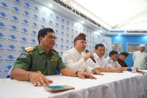 CEO Pelindo III, Ari Askhara Berikan Statement Terkait Sandbreaking di Pelabuhan Benoa, tampak mendapingi Menko Maritim Luhut Binsar Pandjaitan.