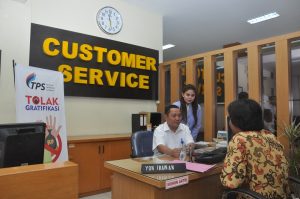 Peringati Hari Pelanggan Nasional, Dirut TPS Yon Irawan layani pelanggan langsung.