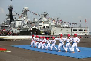 Demo Beladiri Nusantara (Pencak Silat, Karate dan Taekwondo) oleh para prajurit TNI yang dilaksanakan sesaat usai upacara pembukaan Pameran Alat Utama Sistem Senjata (Alutsista) di Dermaga Komando Armada Kawasan Timur (Koarmatim), Surabaya. Sabtu (16/09/2017).