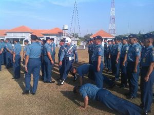 Pasops Satlinlamil Surabaya melaksanakan pemeriksaan pasukan dan pengarahan kepada seluruh prajurit.
