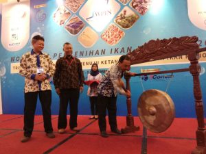 Direktur Jenderal Perikanan Budidaya Slamet Soebjakto memukul gong tanda pembukaan Workshop Perbenihan Ikan Nasional (WPIN) 2017.