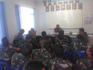 Prajurit satuan Komunikasi elektronik dari staf dan unsur menerima pembekalan penataran sandi.