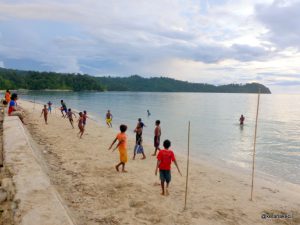 Ilustrasi anak-anak bermain sepakbola di pantai. (Foto: kelanakecil.wordpress.com)