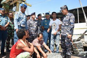 Danlantamal I Belawan Laksma TNI Ali Triswanto, S.E.,M.Si beserta Dan KRI KST-356 Kolonel Laut (P) Nanan Isnandar mengamankan dua Kapal Ikan Asing (KIA) tanpa bendera yang sedang melakukan penangkapan ikan di Perairan Selat Malaka, Selasa (17/10).