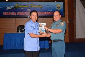 Pangarmabar Laksamana Muda TNI Aan Kurnia, S.Sos., menerima buku karya PPAL dengan tema “Momentum Menyekesaikan Masalah Mendasar Di Laut Sebagai Prasyarat Terwujudnya Negara Maritim Yang Maju” dari Ketua PPAL Laksamana Madya TNI (Purn) Djoko Sumaryono, bertempat di Gedung O.B. Syaaf, Markas Komando (Mako) Koarmabar, Jalan Gunung Sahari Raya No.67, Jakarta Pusat, Kamis (19/10).