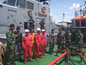 KRI Silea-858 melaksanakan pemeriksaan dan penangkapan terhadap Kapal Mandala 1 yang memuat kurang lebih 39 ton HSD tanpa dilengkapi dengan dokumen di perairan Teluk Lampung, Kamis (26/10).