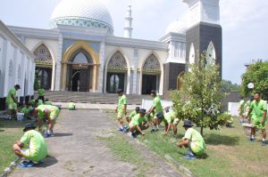 Para prajurit Koarmatim sedang membersihkan  Masjid As-Salam dan lingkungan Flat Koarmatim, Ujung Surabaya. Kamis (28/09).