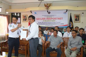 GM Pelindo III Gresik (kanan) bersama Kepala Kesyahbandaran dan Otoritas Pelabuhan Gresik.