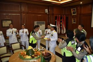 Kaskolinlamil Laksma TNI Sugeng Ing Kaweruh S.E., M.M. menerima pemberian tumpeng sebagai tanda ucapan atas peringatan HUT ke-72 TNI dari Ditlantas Polda Metro Jaya di Gedung Laut Nusantara, Mako Kolinlamil.
