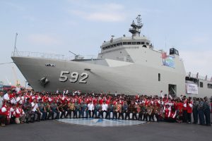 Laksda TNI Agung Prasetiawan, M.AP. berfoto bersama dengan para peserta ekspedisi bhakti Pembangunan Manusia dan Kebudayaan (PMK) 2017 usai apel pelepasan di Lapangan Mulyono Silam, Dermaga Kolinlamil, Tanjung Priok, Jakarta Utara.