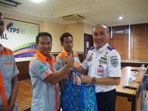 Wahid Wahyudi serahkan bantuan secara simbolis.