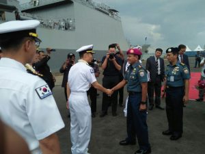 Wakil Komandan Lantamal V menyambut kedaatangan kapal perang Korea Selatan.