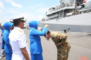 Ketua Daerah Jalasenatri Armatim Ny. Ina Darwanto kedatangan 107 Personil Satgas Maritim TNI KONGA XXVIII-I UNIFIL  yang telah bertugas selama lebih kurang satu tahun dalam misi perdamaian dunia di Lebanon dengan mengalungkan karangan bunga kepada Komandan KRI Bung Tomo-357 Kolonel Laut  (P) Heri triwibowo, di Dermaga Madura Koarmatim, Surabaya (6/11).