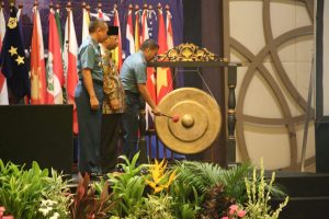 Pengarmatim memukul gong yang merupakan tanda resminya MPC MNEK 2018 dibuka.
