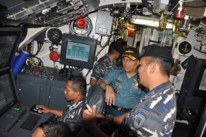 Kabaranahan Kemhan Laksda TNI Agus Setiadji sedang meninjau KRI Nagapasa-403.