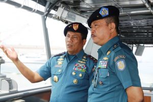 Pangarmatim Laksda TNI Darwanto (kiri) bersama calon penggantinya Laksma TNI  Didik Setiyono melakukan Admiral Inspection jelang serah terima jabatan Pangarmatim.