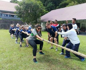 Adu tarik tambang antara personel TNI AL dan RAN.