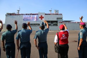 400 siswa dan santri se Jawa Timur melakukan Pelayaran Jelajah Kepahlawanan bersama KRI dr. Soeharso.