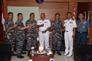 Photo bersama pejabat Kolinlamil dengan Perwira TLDM.