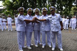 Salam Komando Dansatsurvei Hidros Kolonel Laut (P) Dwi Jantarto dengan para pejabat komandan.