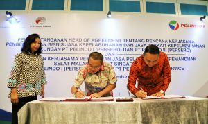 Dirut Pelindo I (kiri) dan Dirut Pelindo III (kanan) melakukan penandatanganan kerjasama.