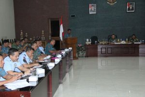 Komandan Pangkalan TNI Angkatan Laut Lampung Kolonel Laut Kelik Haryadi ketika memaparkan tentang tugas pokok dan fungsi serta profil Lanal Lampung di ruang Ahmad Yani, Makorem 043 Garuda Hitam, Bandar Lampung, Kamis (2/11).
