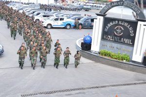 Pangkolinlamil pimpin langsung lari memanggul senjata sejauh 3.000 meter.