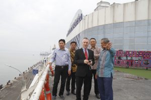 Wakil Walikota Liverpool tatkala mengunjungi Pelabuhan Tanjung Perak Surabaya.