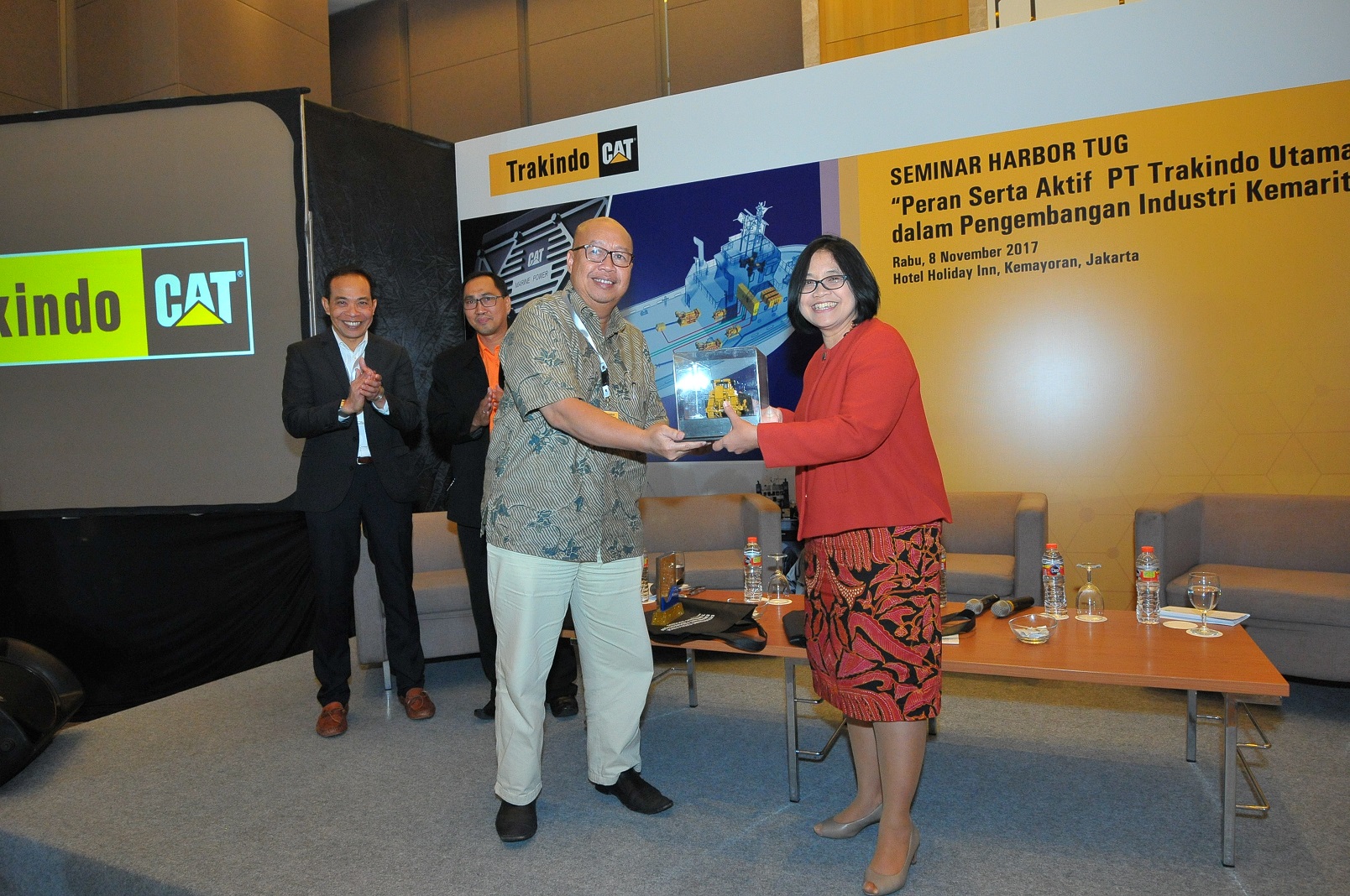 Chief Administration Officer PT Trakindo Utama Maria T Kurniawati menerima cinderamata seusai berbicara dalam seminar bertajuk ‘Komitmen Bersama dalam Memajukan Kemaritiman Indonesia’.