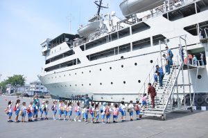 Siswa – siswi TK Santa Patricia Duta Garden naik ke KRI Tanjung Nusanive-973 dalam rangka kunjungan wisata edukasi.