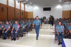 Komandan Gugus Tempur Laut (Guspurla) Komando Armada RI Kawasan Timur (Koarmatim) Laksamana Pertama (Laksma) TNI Rachmad Jayadi sedang berjalan menuju prodium untuk membuka latihan simulasi penyelamatan kapal selam TA.2017, bertempat di gedung Puslatkaprang Kolatarmatim, Ujung, Surabaya, Senin (27/11)