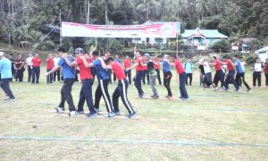 Para prajurit dari TNI AL dan TLDB tampak sedang memainkan lomba bakiak.