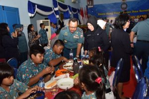 Pangarmatim makan ikan bersama para siswa di salah sakolah Yayasan Hang Tuah di Surabaya.