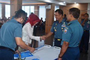 Penandatanganan kerja sama antara TNI AL dengan mitra kerja .